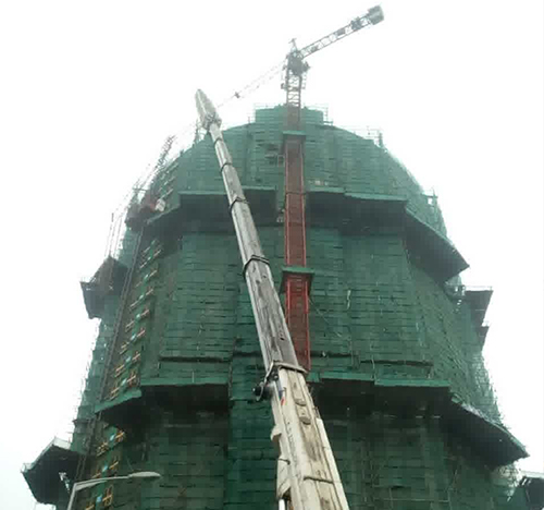 三门峡市吊车在工地上作业